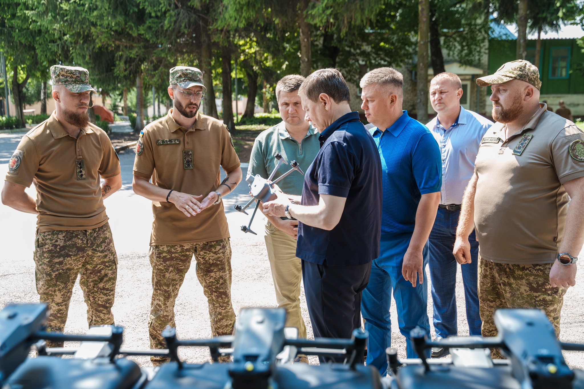 Вінницька міська рада у взаємодії з Міжрегіональним координаційним гуманітарним штабом передала дрони нового типу воїнам із бригади «Червона калина»